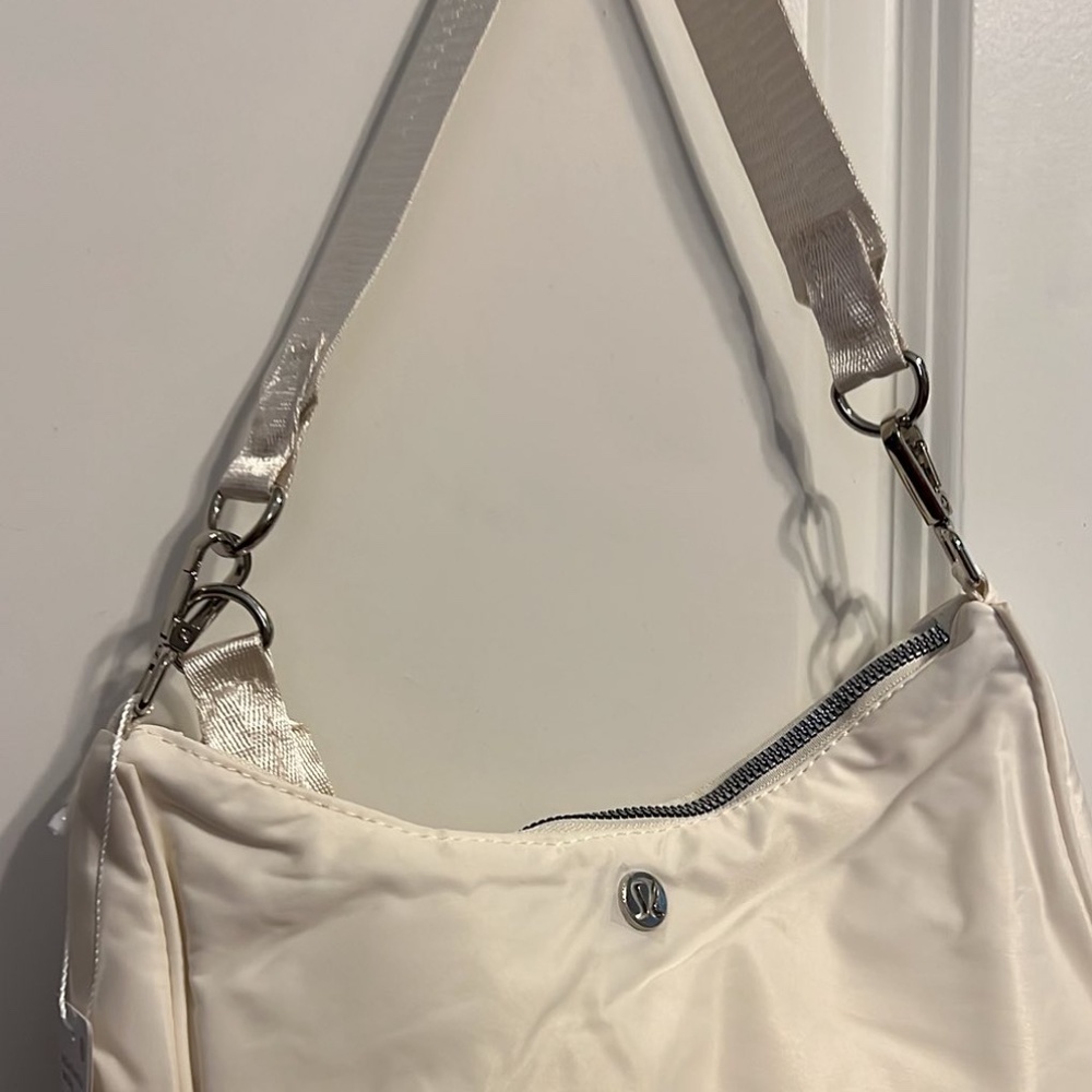 City Essentials Small Shoulder Bag 3L - Picture 2 of 3